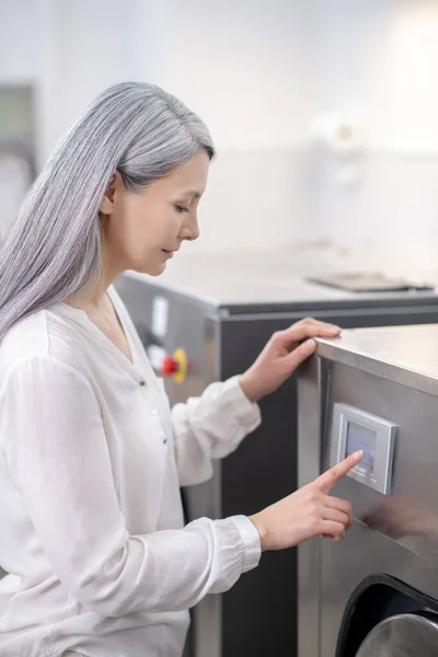 Typ av kvinna som vidrör fingret för att styra panelen — Stockfoto