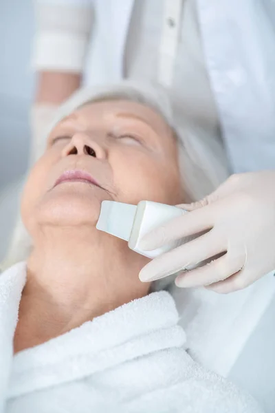 Mujer madura teniendo tratamiento de belleza facial en una clínica de belleza — Foto de Stock