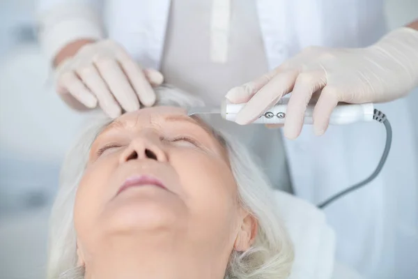 Dojrzałe kobieta mając twarzy piękno leczenie w klinice kosmetycznej — Zdjęcie stockowe