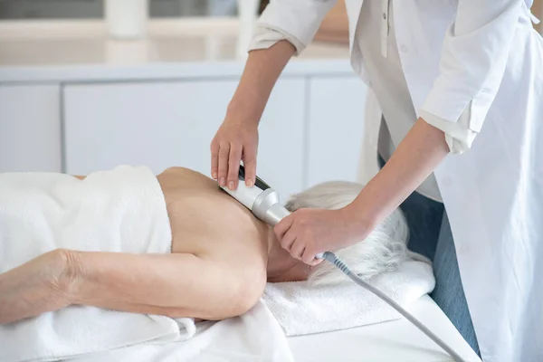 Vrouw massage therapeut doen terug massage procedures naar een vrouw — Stockfoto
