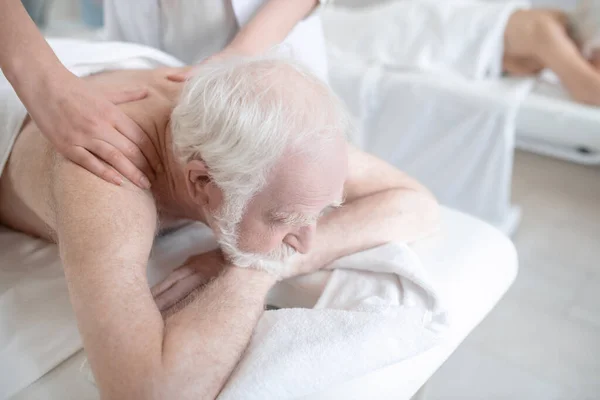 Masážní terapeut pracující se starším mužem — Stock fotografie