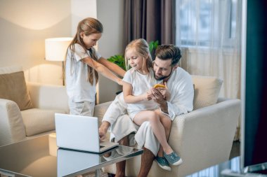 İki kız babalarının ilgisi için yarışıyor.