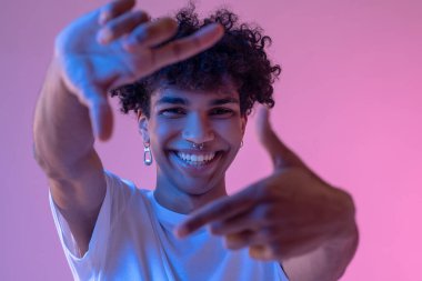 Koyu tenli adam hayali kamerayla resim yapıyor.