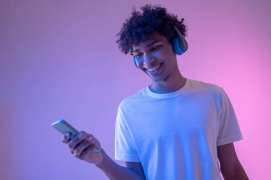 İnternette ses günlüğü dinleyen esmer tenli bir adam.