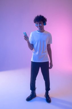 İnternette ses günlüğü dinleyen esmer tenli bir adam.