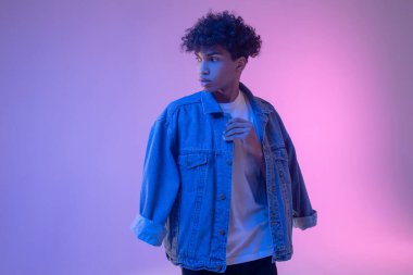 Kot ceketli şık Afro-Amerikan erkek model.