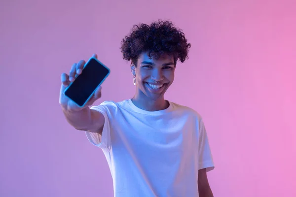 Cabeza de chico rizado sonriente con un teléfono inteligente — Foto de Stock