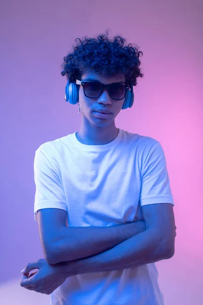 Kulaklıklı ve güneş gözlüklü genç Afrikalı Amerikalı. — Stok fotoğraf