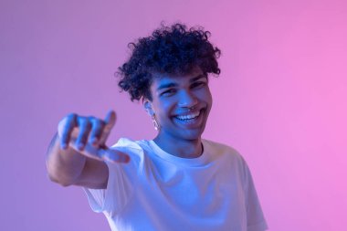 Beyaz tişörtlü, gülümseyen Afro-Amerikan adam