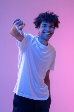 Beyaz tişörtlü, gülümseyen Afro-Amerikan adam