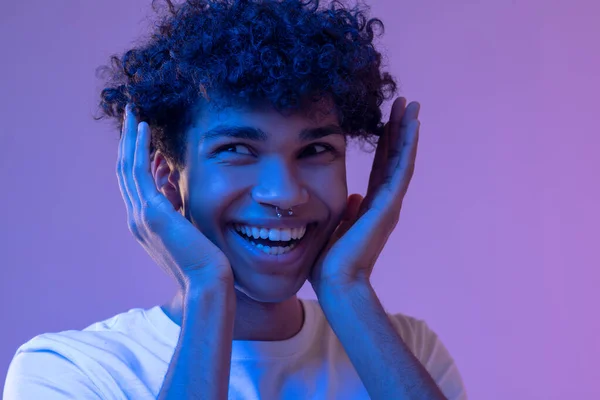 Close up picture of a dark-skinned young huy with curly hair — Stock Photo, Image