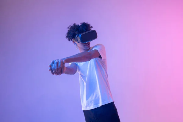 Afro-americano joven en gafas vr disfrutando del juego —  Fotos de Stock