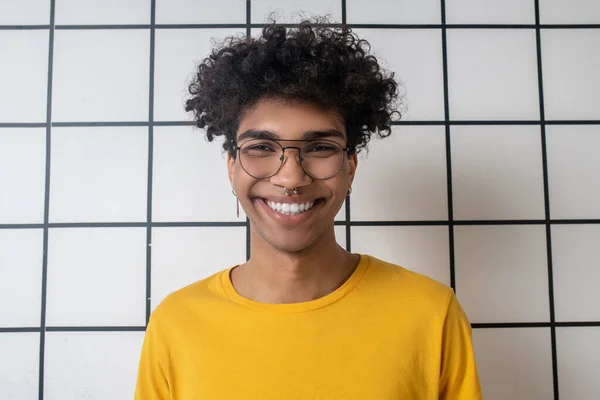 Afro-Amerikaanse jonge man in bril glimlachen en kijken positief — Stockfoto