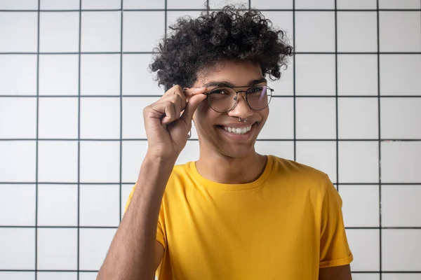 African american young guy in eyeglasses smiling and looking cheerful — Stock Photo, Image