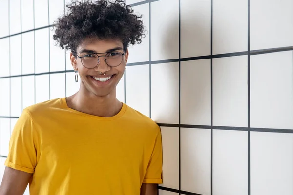 Pemuda Afrika Amerika berkacamata memegang laptop dan merasa luar biasa — Stok Foto