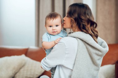 genç anne küçük çocuğunu öpmek