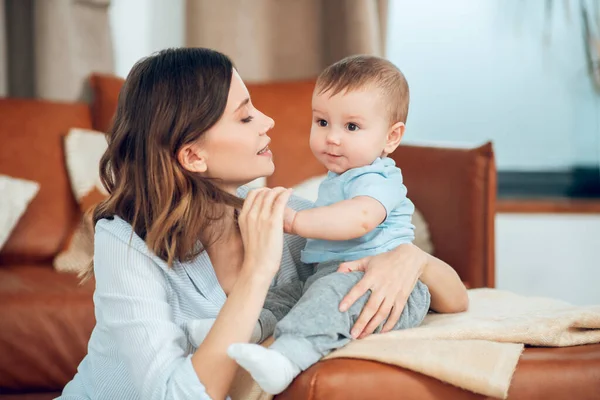 Woman in profile crouched near small child — Fotografia de Stock