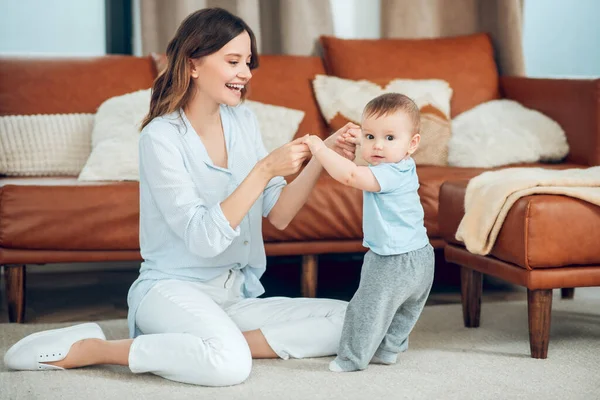 Woman holding hands of child holding balance — Fotografia de Stock