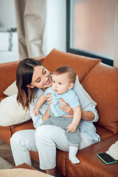 Mom and child spending free time at home — Foto de Stock