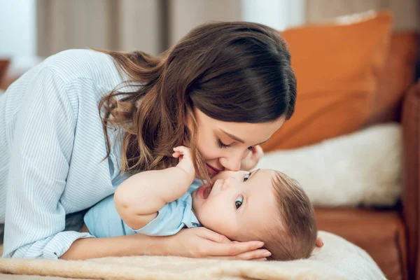 Mom bending over baby touching face — Foto de Stock