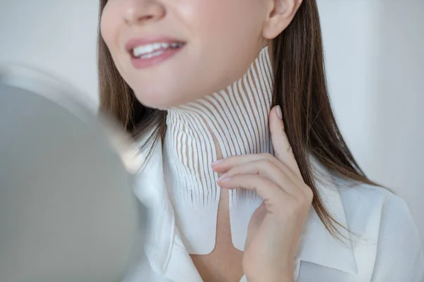 Linda mujer joven visitando el centro de belleza y teniendo procedimiento de grabación — Foto de Stock