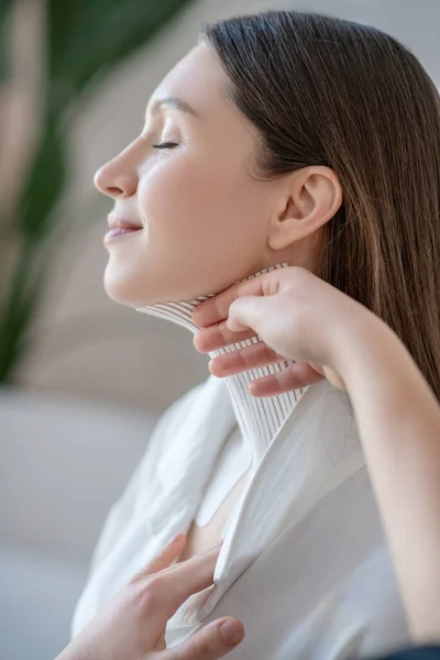 Linda mujer joven visitando el centro de belleza y buscando satisfecho — Foto de Stock