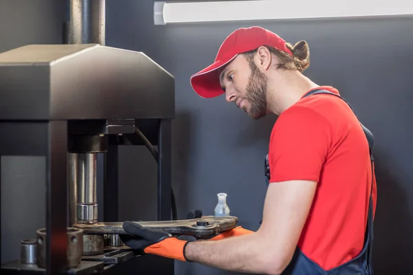 Hombre de perfil cerca de la máquina de trabajo — Foto de Stock