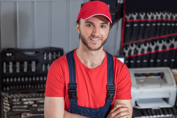 Smiling man in workwear in repair shop — Stock Photo, Image