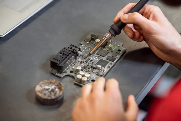 Male experienced hands soldering the microcircuit — Zdjęcie stockowe