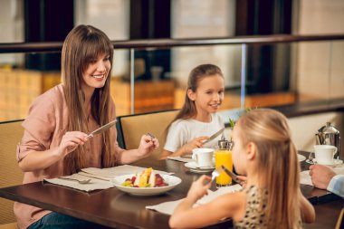 Restorandaki masada oturan mutlu aile.