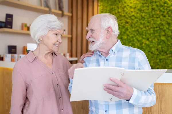 Elderly couple choosing procedures in a spa center — Stock Photo, Image