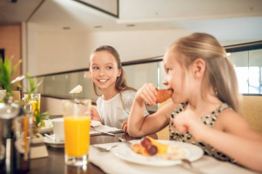 Masada oturup kahvaltı eden sevimli kardeşlerim var.