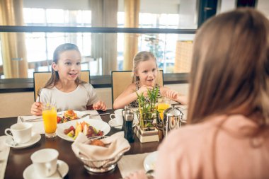 Şirin bir aile kahvaltıda birlikte vakit geçiriyor.