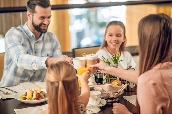 Famille heureuse petit déjeuner ensemble et l'air excité — Photo