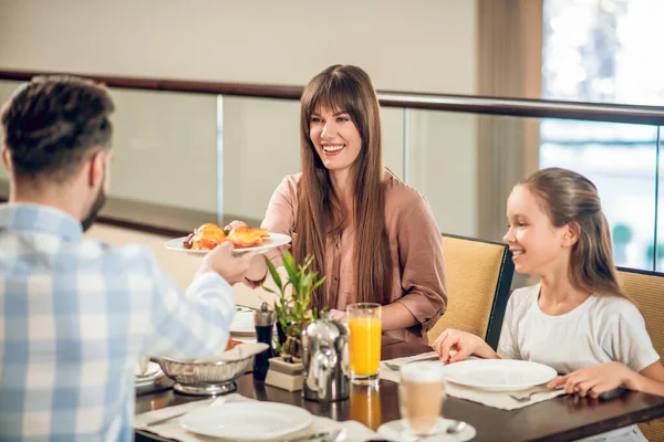 Mann schenkt seiner lächelnden Frau einen Teller mit Essen — Stockfoto