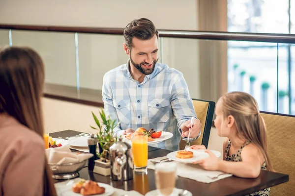 Jeune père prenant un petit déjeuner avec sa fille — Photo