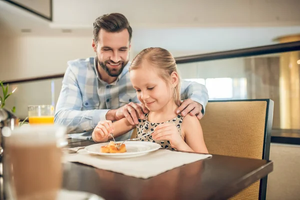 Jovem pai tomando um café da manhã com sua filha — Fotografia de Stock