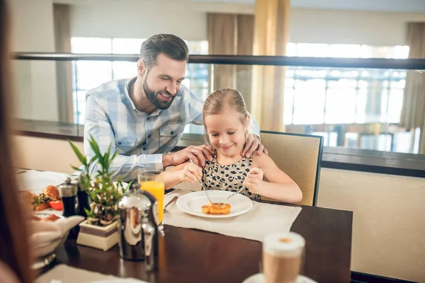 Молодий батько поснідав зі своєю дочкою — стокове фото