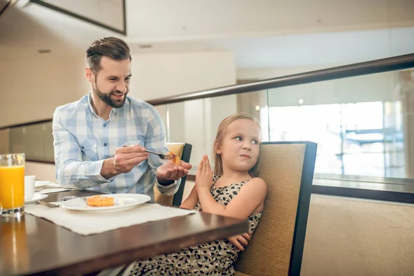 かわいいです女の子持っている朝食とともに彼女のお父さん — ストック写真