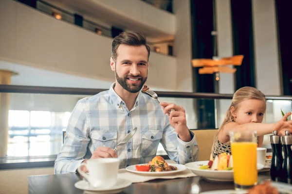 Jeune père prenant un petit déjeuner avec sa fille — Photo