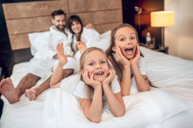 İki çocuk aileleriyle tatilde mutlu görünüyor.