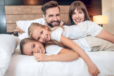 İki çocuk aileleriyle tatilde mutlu görünüyor.