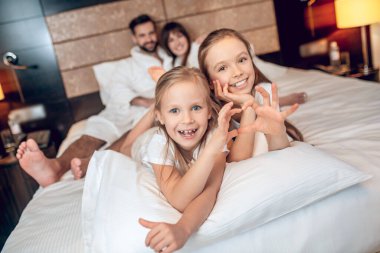 İki çocuk aileleriyle tatilde mutlu görünüyor.