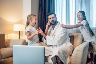 İki kız eğleniyor ve babalarının işine karışıyor.