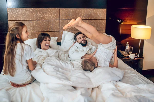 Mañana familiar en un hotel durante las vacaciones —  Fotos de Stock