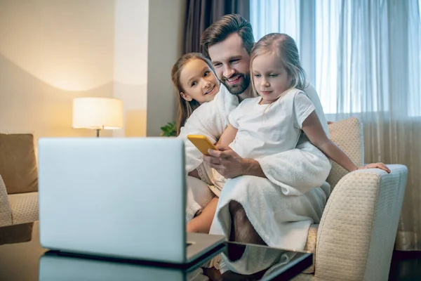 Jonge man met baard brengt tijd door met zijn schattige dochters — Stockfoto