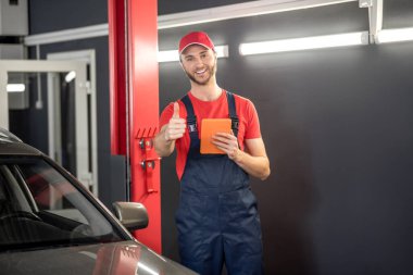 Tabletli adam jest yapıyor.