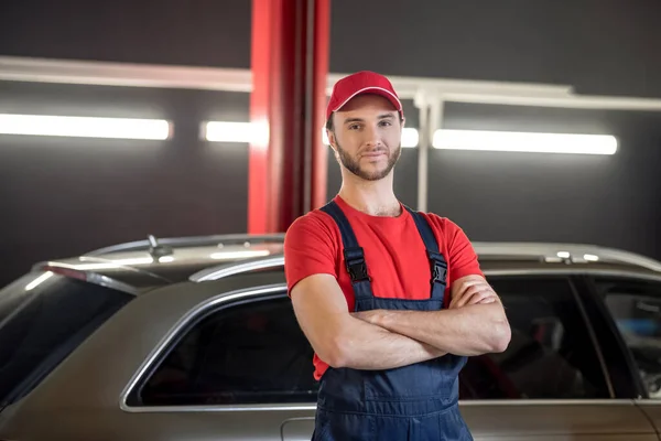 Homme en vêtements de travail debout près de la voiture — Photo