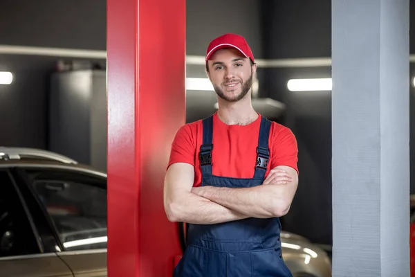 Homme souriant en salopette de travail en atelier automobile — Photo