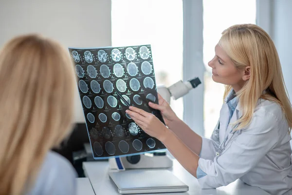 Erfaren specialist berättar resultat av MRT till patienten — Stockfoto